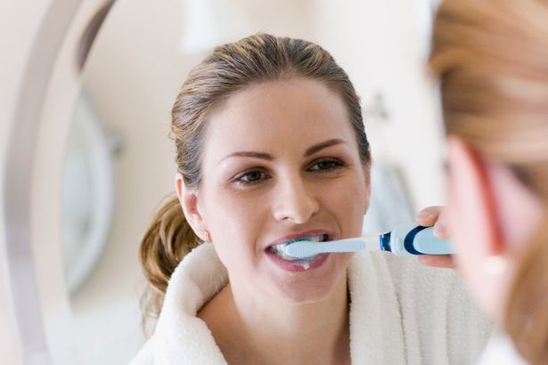 Woman+brushing+her+teeth